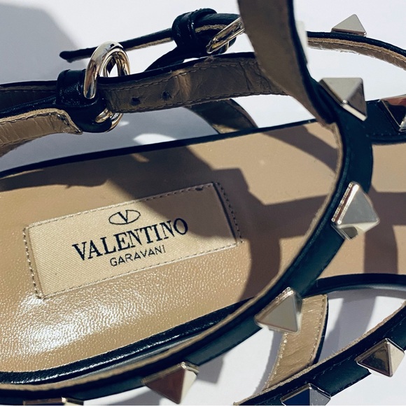 VALENTINO GARAVANI ROCKSTUD BLACK FLAT THONG SANDALS. - Picture 14 of 16